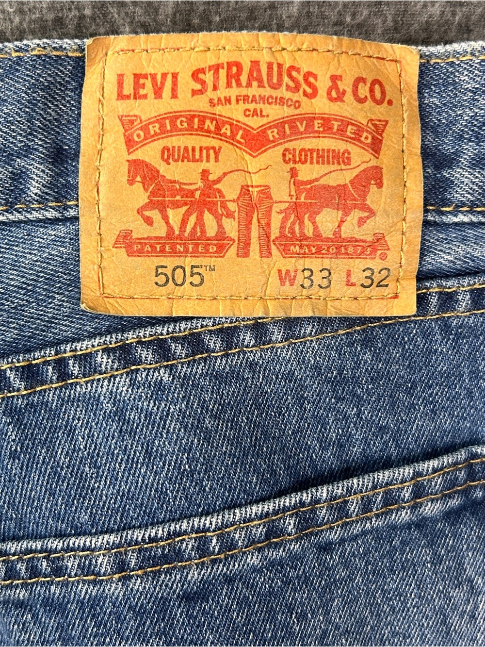 Levi's 505 Jeans Mens 33x32 Blue Medium Wash Straight Leg Denim Classic 5 Pocket